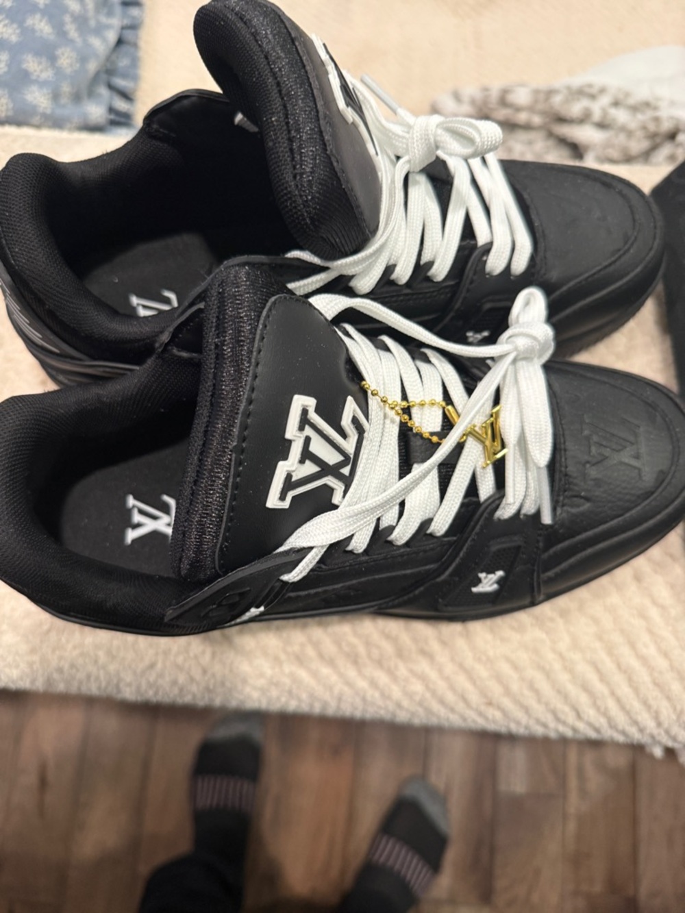 Louis Vuitton Black Sneakers with White Laces and White Insole Logo - Picture 2 of 6